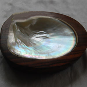 Disque décoratif en coquillage avec motif en bois, bijoux en coquillage, disque et plateau en coquillage, motif artistique naturel, taille 14 cm - Product Image 1