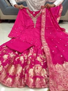 Robe Anarkali à forte demande, nouvelle arrivée, ensemble Kurti 3 pièces, soies Banarasi avec travail manuel complet sur le col pour les occasions de fête et les mariages - Product Image 5