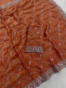 Sari de Chifón Fendy con Bordado de Lentejuelas, Hermoso y Ligero, Conjunto de Sari y Blusa para Fiesta, Hecho en India - Product Image 4