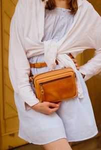 กระเป๋าพาดลำตัวหนังแท้สำหรับผู้หญิงสไตล์ตะวันตกอุปกรณ์ตกแต่งลายดอกไม้สลักโลโก้ตามสั่งสำหรับงานแต่งงาน - Product Image 5