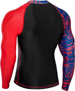 El protector de compresión con estampado gráfico para hombres ofrece protección UV, Mangas de contraste elegantes, comodidad de rendimiento. - Product Image 3