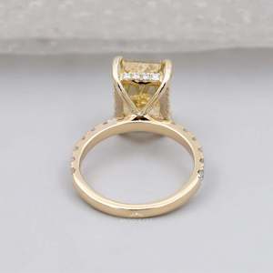 Anillo de Diamante Amarillo Radiante con Certificación IGI, con Halo Oculto y Banda Pavé - Product Image 4