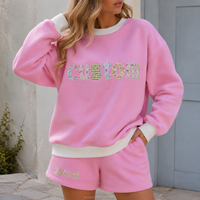 Ensemble sweat-shirt et short pour femme avec logo personnalisé, col rond côtelé contrastant, broderie de patchs floraux et à carreaux