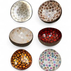 Bol en noix de coco incrusté de nacre, fait à la main, pour servir les aliments, décoration de table et décoration naturelle pour la maison, en provenance du Vietnam - Product Image 1