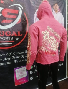 เสื้อฮู้ดดี้โอเวอร์ไซส์ ขอบดิบ แขนจั๊มพ์ ผ้าฟลีซหนานุ่ม 100% คอตตอน สตรีทแวร์ ทรงบ็อกซี่ ไม่มีริบ ขอบดิบแบบมินิมอล น้ำหนัก 350 กรัม - Product Image 5