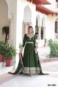 Vêtements ethniques indiens prêts à porter en soie Vichitra avec de riches broderies de paillettes, robes Anarkali avec tailles plus disponibles - Product Image 3