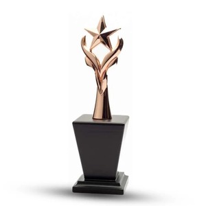 Trofeo de metal con acabado dorado clásico más vendido para eventos escolares, universitarios y corporativos disponibles para suministro al por mayor - Product Image 5