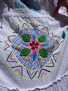 Robe de cérémonie Shipibo faite à la main, blanche, brodée, vêtements traditionnels indigènes pour femmes - Product Image 2