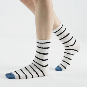 Chaussettes en coton respirantes pour femmes - Motif rayé Design coloré Style tricoté Chaussettes coréennes à usage quotidien - Product Image 2