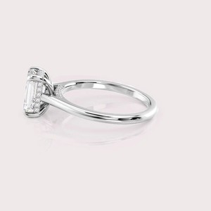 Anillo de Compromiso Solitario con Diamante Corte Esmeralda en Oro Rosa/Blanco de 9K, Engaste Pavé, Bañado en Rodio, Certificado IGI, Clásico - Product Image 3