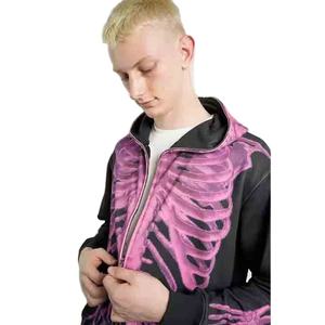 เสื้อฮู้ดผู้ชายผ้าฝ้ายเฟรนช์เทอร์รี่ 100% ดีไซน์โดดเด่น ปักลายแบบดิสเทรส เนื้อผ้านุ่ม ระบายอากาศได้ดี เป็นมิตรต่อสิ่งแวดล้อม พร้อมลายกราฟิก - Product Image 1