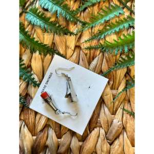 Boucles d'oreilles pendantes en corail et argent sterling faites à la main par des artisans navajo, avec des accents de perles et de diamants - Product Image 5