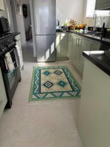 Alfombras estampadas en triángulo blanco y azul con estampado de bloques a mano 100% Dhurries bordados para la decoración del hogar, sala de estar y jardín - Product Image 3