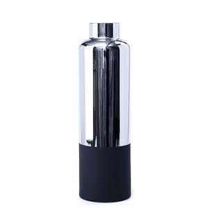 Jarrón de Hierro con Diseño Costero Tallado Floral en Dorado con Acabado Antiguo de Zahid Exports para Flores Navideñas - Product Image 1