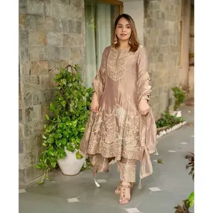 Conjunto de Traje de Fiesta con Lentejuelas y Bordados para Mujer de Diseñador - Product Image 6