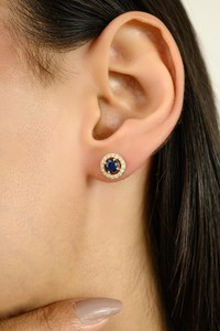 Pendientes de Botón de Oro Puro de 18K con Zafiro Azul Natural de Corte Redondo de 0.25 ct y Halo de Diamantes Laterales, Regalo para Ella - Product Image 2