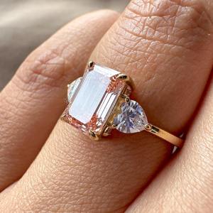 แหวนหมั้นเพชรทรงสามเหลี่ยมสีชมพูขนาด 2.50 กะรัต ผลิตในห้องปฏิบัติการ ประดับเพชรสามเม็ด แหวนแต่งงานทรงหัวใจทอง 14k แฟชั่น - Product Image 2