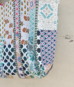 Sac fourre-tout de luxe premium à imprimé floral résistant à l'eau fabriqué en Inde par un fabricant et exportateur indien pour l'été - Product Image 4