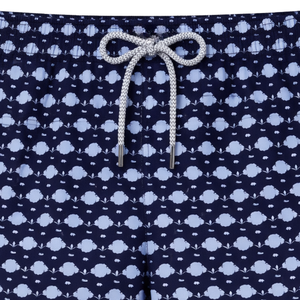 Shorts de bain recyclés pour hommes, motif rhinocéros bleu marine, séchage rapide, avec taille élastique et poches à cordon - Product Image 3