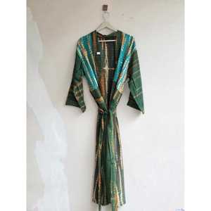 Kimono largo de seda crepé con efecto tie-dye para mujer, estilo bohemio, ideal como pareo de playa con un toque resort-glam. - Product Image 3