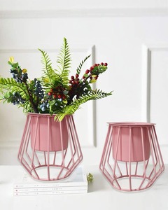 Pot de fleurs en métal rose de qualité supérieure pour plantes d'intérieur, décoration moderne pour salon, chambre à coucher, bureau et balcon, vente en gros en provenance d'Inde - Product Image 5