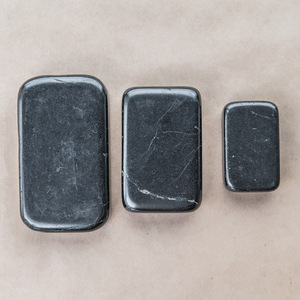 Piedra de masaje rectangular de shungita pulida de 3*0.8*1.6 pulgadas (75*20*40 mm) - Product Image 4