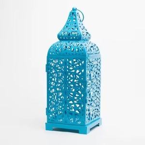 Lanterne en métal bleue avec motif découpé, porte-bougie suspendu, décoration de table et d'extérieur pour le Ramadan et les événements - Product Image 1