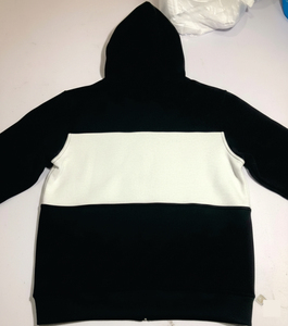 เสื้อฮู้ดสีขาวและสีดำ สไตล์สตรีทแวร์ทันสมัย ออกแบบมาเพื่อให้ดูโดดเด่น เรียบง่าย และสวมใส่สบายในทุกวัน - Product Image 4