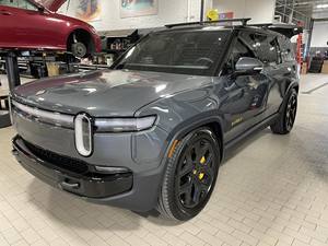 Bonne affaire pour une Rivian R1S Launch Edition inspectée, environ 4 200 milles, quatre moteurs, transmission intégrale, batterie de grande capacité. - Product Image 4