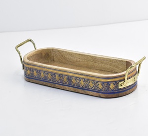 Plateau rond en bois à vendre, finition noyer, pour servir des desserts et des chocolats - Product Image 2