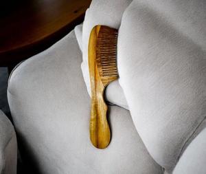 Peigne en bois naturel avec logo personnalisé pour salon à domicile et voyage Peigne à cheveux de poche en bois à dents larges avec manche en bois en boîte - Product Image 3
