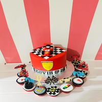 Rendez votre fête à thème de course excitante avec des décorations de cupcake de voiture de course avec des drapeaux de feux de circulation volants et des trophées