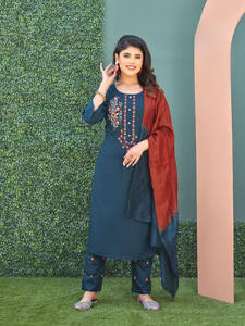 Dernière Kurti de travail brodé en soie lourde avec pantalon Dupatta-Vêtements indiens et pakistanais - Product Image 4