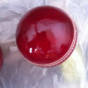 Balle en cuir imprimée par logo personnalisé de balle dure de cricket professionnel pour le service d'OEM de match de test disponible - Product Image 2