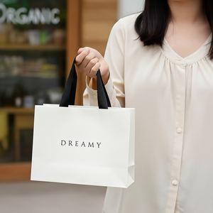 Emballage cadeau personnalisable en papier couché gaufré et laminé, recyclable, avec poignée, pour bijoux, vêtements et chaussures de luxe – Fabriqué au Vietnam - Product Image 3