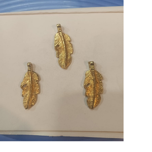 Dijes de latón hechos a medida disponibles en patrones de relieve de hojas para diseños de joyería también para fines de reventa. - Product Image 1