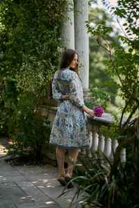 Robe bohème Lolanthe en coton imprimé à la main, décontractée, occasionnelle, en pur coton, à fleurs, blanche et bleue, été, fabriquée à la main, mode éthique - Product Image 4