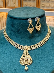 ชุดเครื่องประดับแฟชั่นสไตล์วินเทจดูไบชุบทอง24K ชุดดอกไม้มุกคลาสสิกสำหรับวันครบรอบ-สร้อยคอเข็มกลัดสีทองแดง - Product Image 2