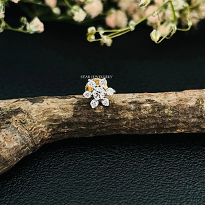 Goujon de fleur en diamant naturel massif 14K pour le piercing du nez et des oreilles. - Product Image 1