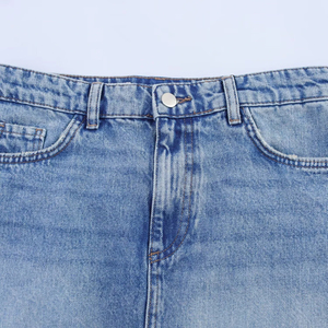 Shorts en jean pour femmes en denim délavé bleu clair en coton, avec ourlet évasé, deux poches arrière et passants de ceinture - Product Image 3
