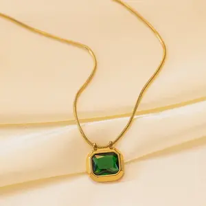 Collar chapado en oro de 18 quilates de estilo vintage con colgante de piedras preciosas artificiales con incrustaciones de acero de titanio cuadrado Esmeralda accesorio de moda - Product Image 5