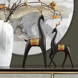 Paire de sculptures élégantes en renne doré avec détails argentés Décoration élégante de la maison pour salon ou bureau - Product Image 5