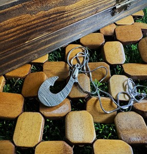 สร้อยคอรูปเบ็ดตกปลาฮาวายทำจากเหล็กดามัสกัสทำมือ ของขวัญสำหรับคุณพ่อ ของขวัญสำหรับนักล่าสัตว์ จี้แบบปรับแต่งได้ - Product Image 6