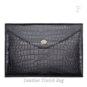 El diseñador lleva tu estilo esencial con este elegante bolso de mano de cuero plegable sobre el embrague de cuero ofrece practicidad de estilo - Product Image 6