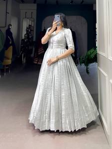 Robe Anarkali traditionnelle avec robe de soirée évasée en soie Jacquard Dupatta pour les mariages indiens et pakistanais et les soirées - Product Image 3