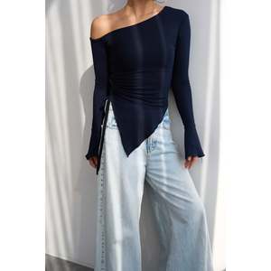 Blusa Azul Marino con Hombros Descubiertos - Product Image 3