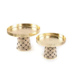 Functional aluminum <b>cake</b> <b>stand</b> with a wide surface to accommodate large <b>cakes</b> and multiple-<b>tiered</b> <b>cake</b> designs - Product Image 3