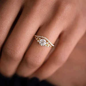 Anillo de compromiso y aniversario de moissanita de 1 quilate con corte brillante, diseño Snowdrift, engaste pavé, banda de eternidad curvada, plata de ley 925 - Product Image 3