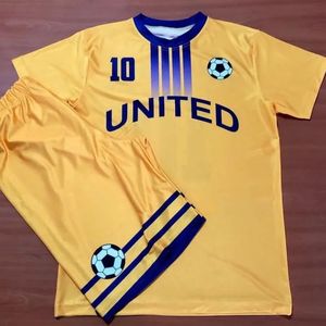 Uniforme de football coupe sèche maillots et shorts de football de première qualité logos personnalisés impression par sublimation broderie fabriquée au Pakistan - Product Image 1