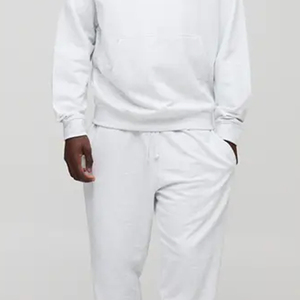 Ensemble de survêtement pour homme à coupe décontractée avec un ajustement confortable, un matériau respirant et durable, logo personnalisé, couleur et design, à capuche avec poche - Product Image 3